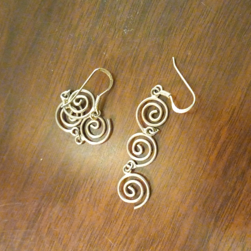 Metal spiral earrings - Picture 4 of 5